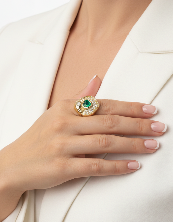 Precioso anillo vintage tipo romántico realizado en oro amarillo de 18lt en forma de corazón con esmeralda central talla corazón y pave de diamantes talla brillante. Joyas de segunda mano. Joyería Ian'Or.
