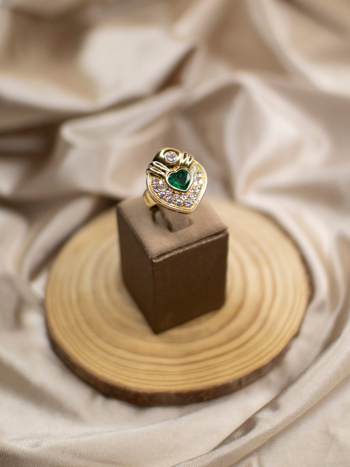 15556GM - Sortija oro amarillo 18kt con esmeralda corazón y diamantes