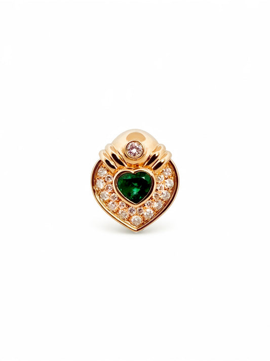 Precioso anillo vintage tipo romántico realizado en oro amarillo de 18lt en forma de corazón con esmeralda central talla corazón y pave de diamantes talla brillante. Joyas de segunda mano. Joyería Ian'Or.