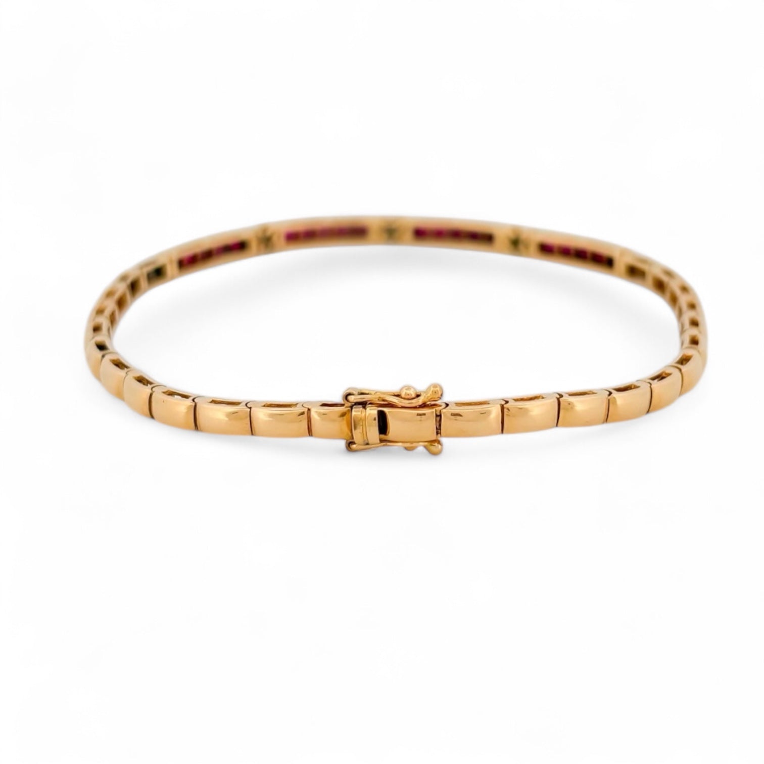 Pulsera semirígida de oro amarillo de 18kt con 20 rubíes talla princesa y 15 diamantes talla brillante. Esta preciosa pulsera dispone de cierre cajón y doble cierre de seguridad. Pesa 10,51g y mide 19,8cm. Joyas de segunda mano en Barcelona, compro oro y joyas al mejor precio. Joyería Compro Oro Barcelona, el mejor precio por tu oro y por joyas de segunda mano.