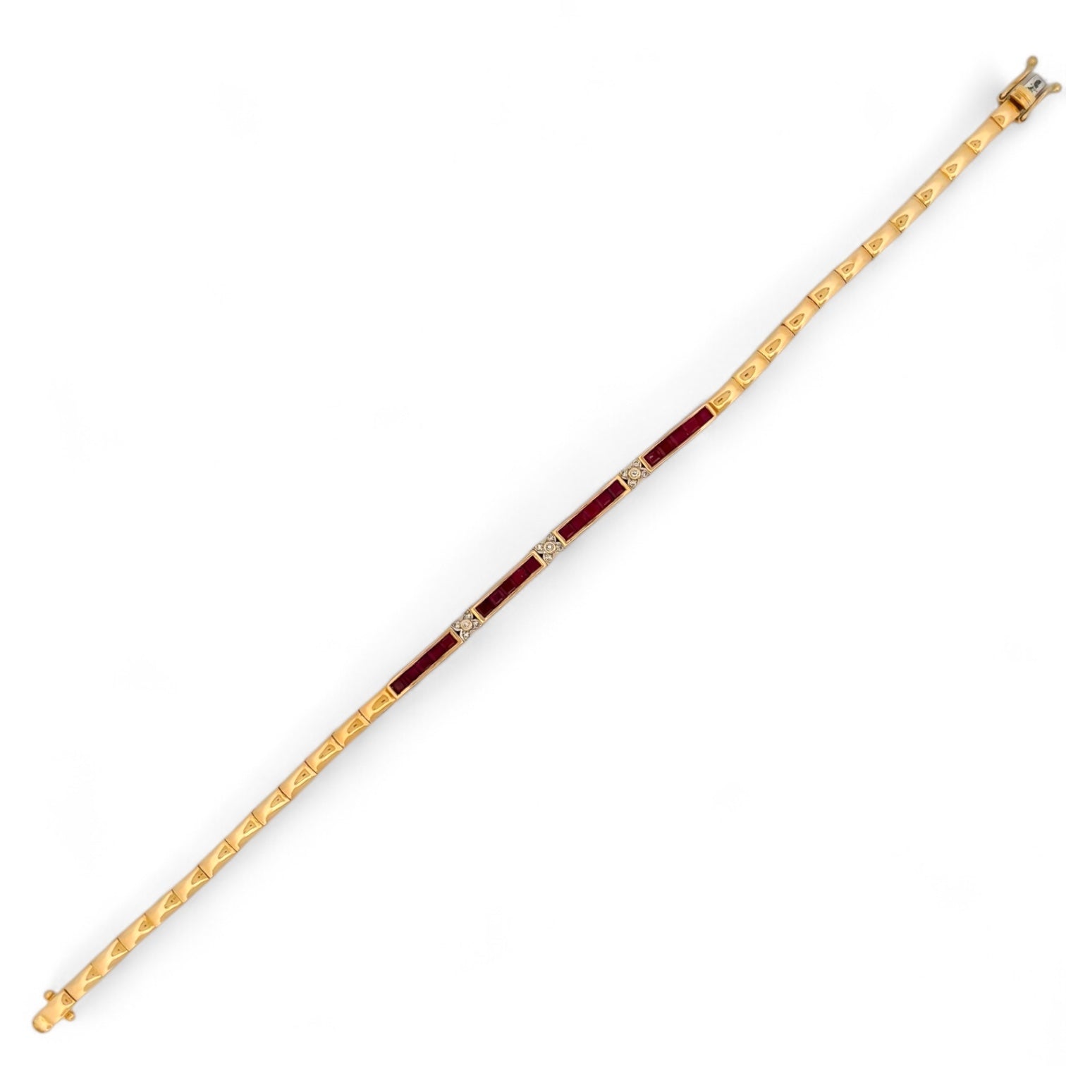 Pulsera semirígida de oro amarillo de 18kt con 20 rubíes talla princesa y 15 diamantes talla brillante. Esta preciosa pulsera dispone de cierre cajón y doble cierre de seguridad. Pesa 10,51g y mide 19,8cm. Joyas de segunda mano en Barcelona, compro oro y joyas al mejor precio. Joyería Compro Oro Barcelona, el mejor precio por tu oro y por joyas de segunda mano.