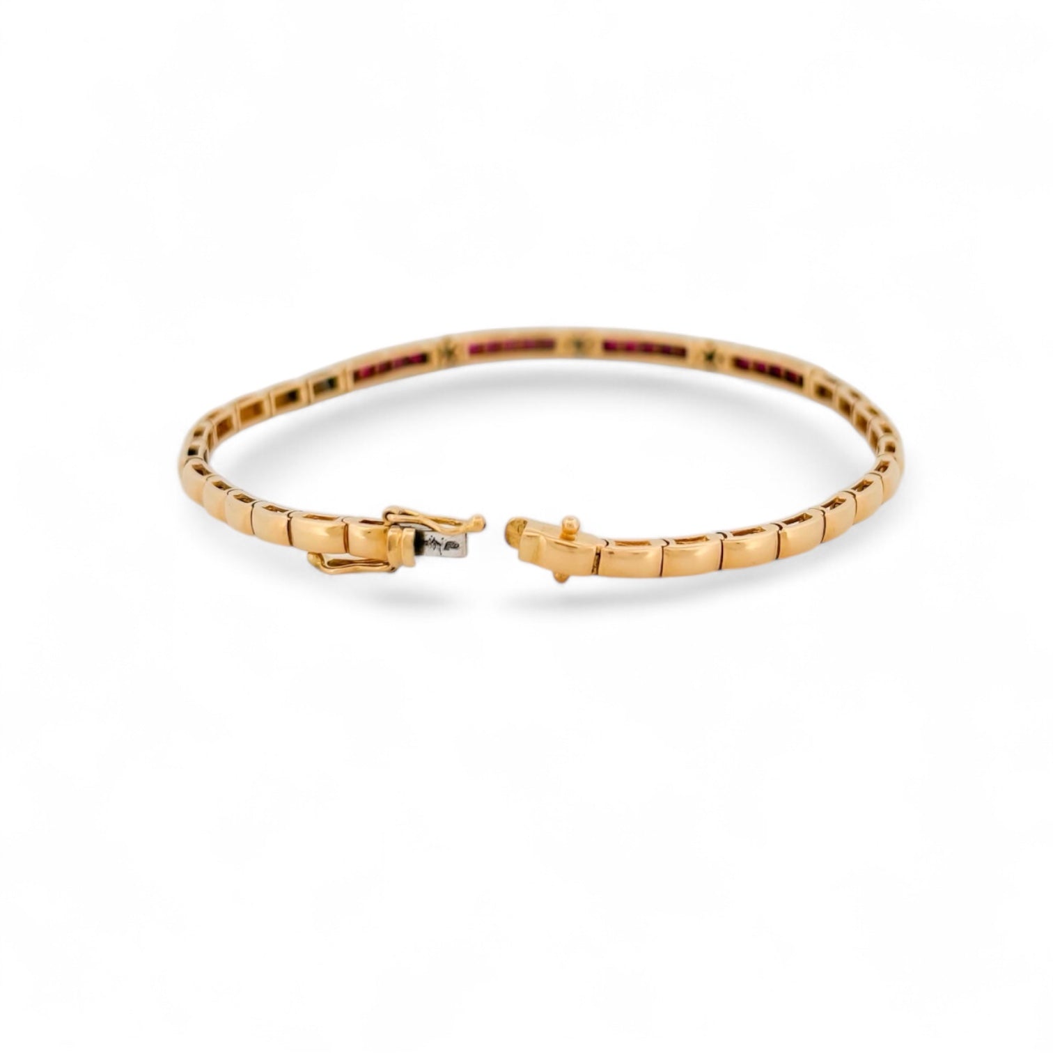 Pulsera semirígida de oro amarillo de 18kt con 20 rubíes talla princesa y 15 diamantes talla brillante. Esta preciosa pulsera dispone de cierre cajón y doble cierre de seguridad. Pesa 10,51g y mide 19,8cm. Joyas de segunda mano en Barcelona, compro oro y joyas al mejor precio. Joyería Compro Oro Barcelona, el mejor precio por tu oro y por joyas de segunda mano.