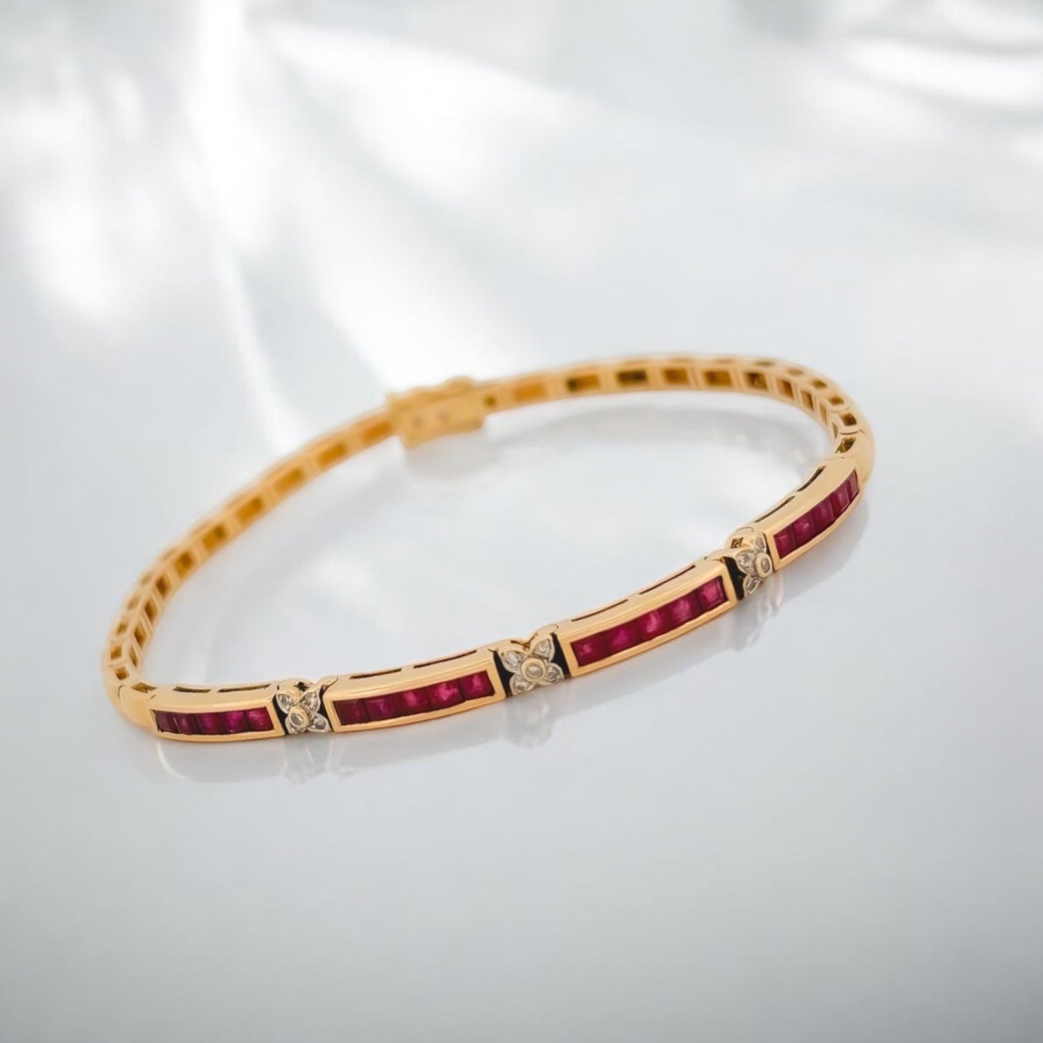 Pulsera semirígida de oro amarillo de 18kt con 20 rubíes talla princesa y 15 diamantes talla brillante. Esta preciosa pulsera dispone de cierre cajón y doble cierre de seguridad. Pesa 10,51g y mide 19,8cm. Joyas de segunda mano en Barcelona, compro oro y joyas al mejor precio. Joyería Compro Oro Barcelona, el mejor precio por tu oro y por joyas de segunda mano.