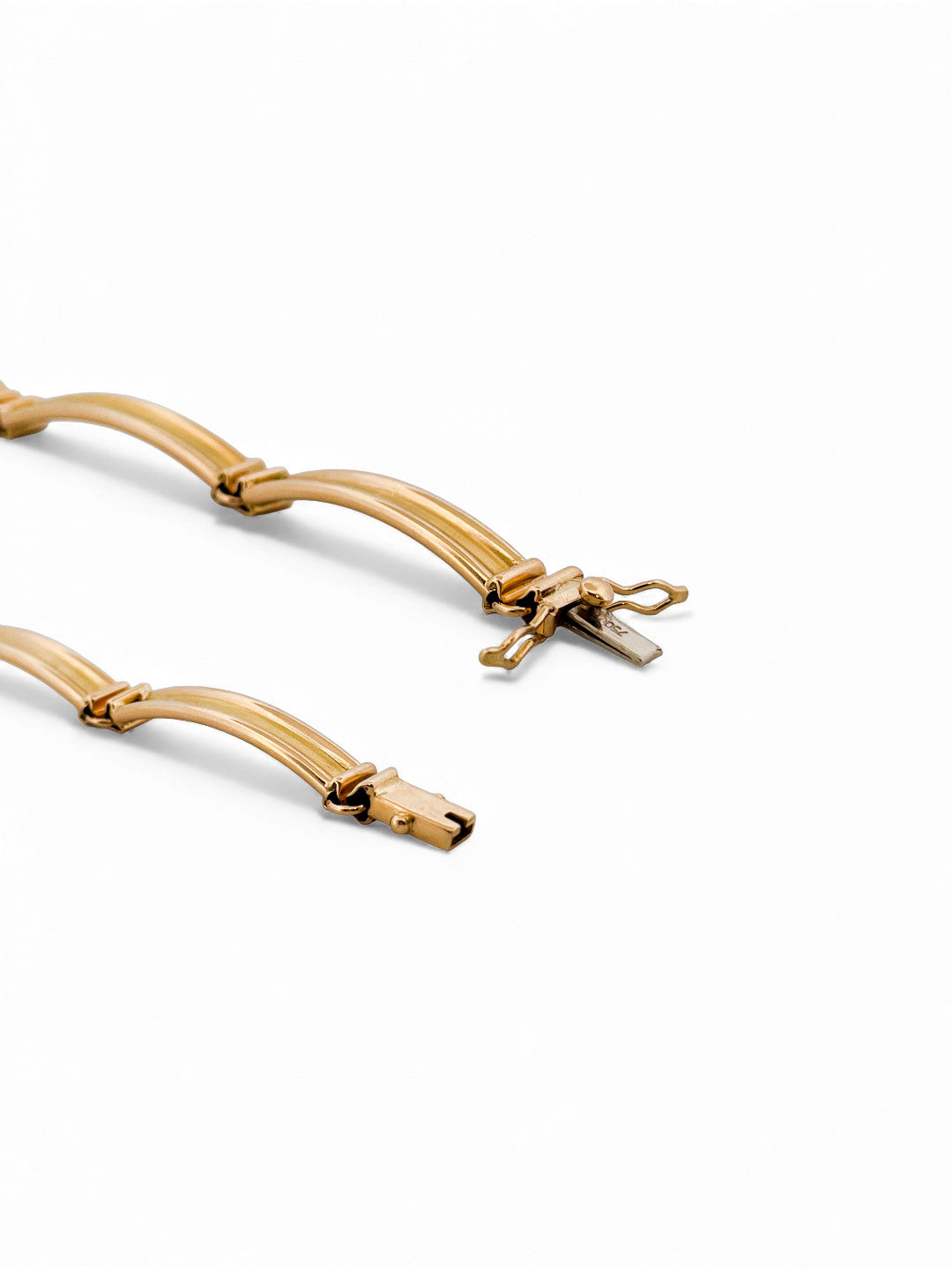 Comprar pulsera semirígida realizada en Oro amarillo de 18kt con cierre de seguridad. La pulsera mide 17,5cm.