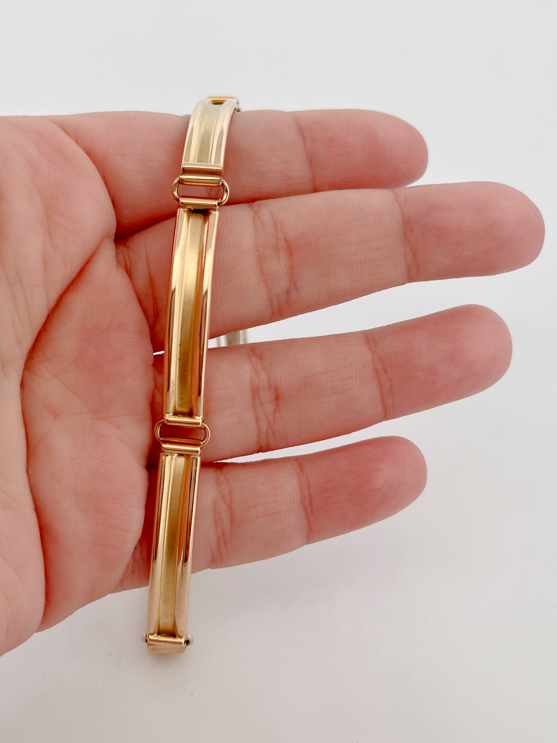 Comprar pulsera semirígida realizada en Oro amarillo de 18kt con cierre de seguridad. La pulsera mide 17,5cm.