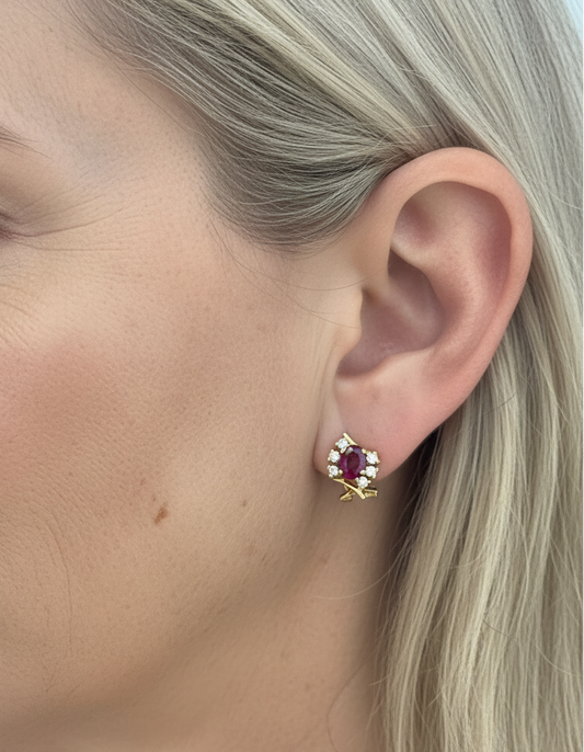 Comprar pendientes de oro amarillo de 18kt con 6 diamantes y 1 rubí talla brillante en cada pendiente. Cierre Omega. Joyas de segunda mano. Joyas restauradas. Envío gratis.