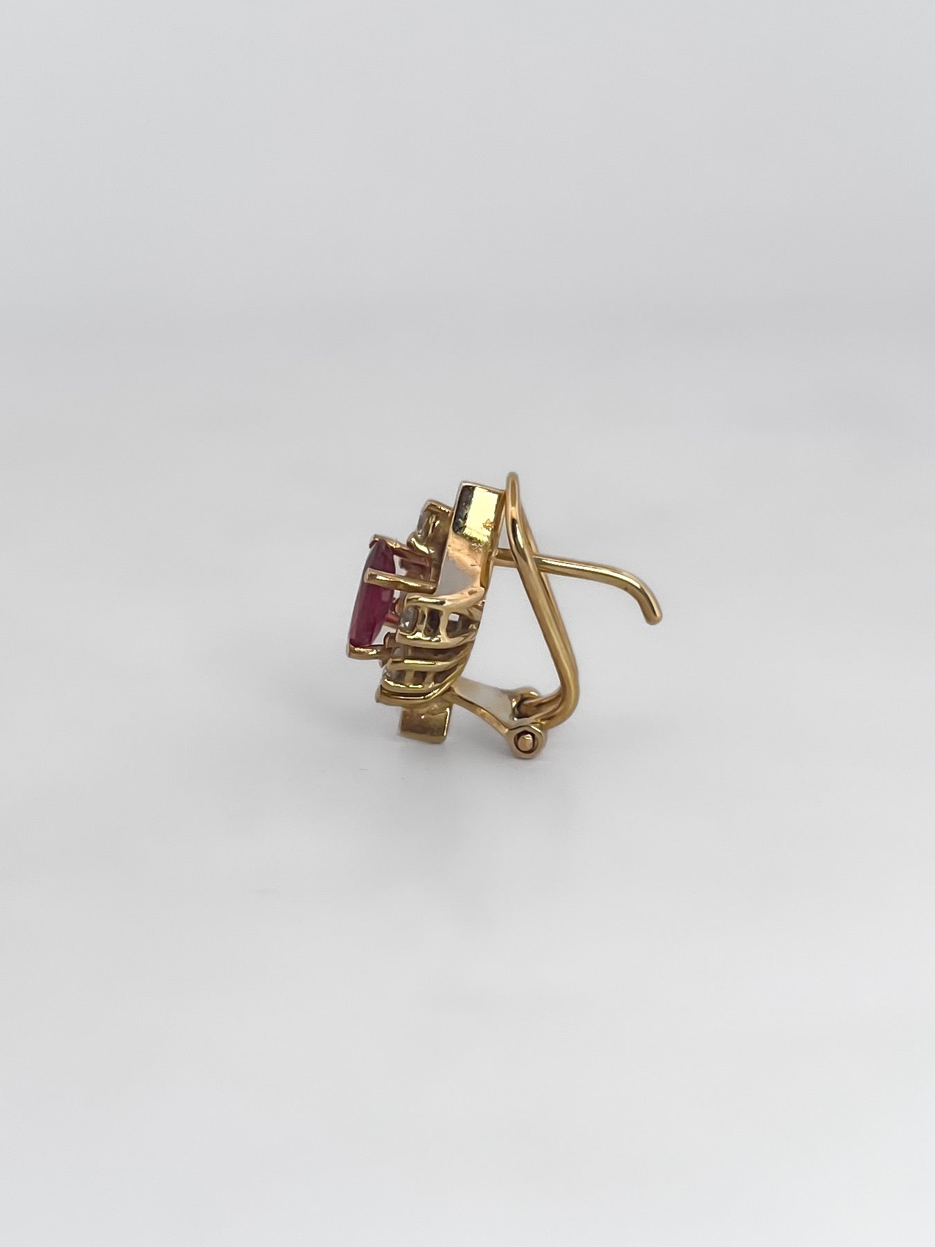 Comprar pendientes de oro amarillo de 18kt con 6 diamantes y 1 rubí talla brillante en cada pendiente. Cierre Omega. Joyas de segunda mano. Joyas restauradas. Envío gratis.