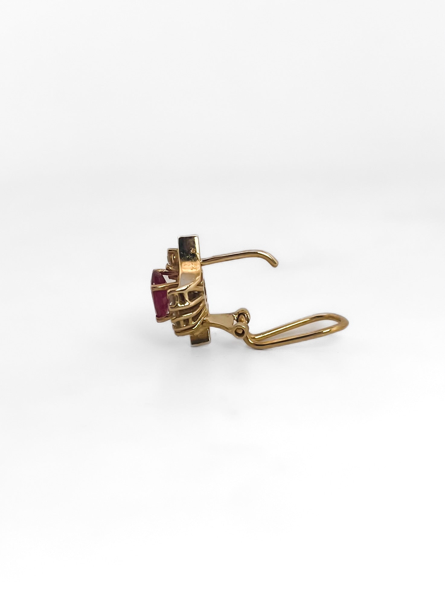 Comprar pendientes de oro amarillo de 18kt con 6 diamantes y 1 rubí talla brillante en cada pendiente. Cierre Omega. Joyas de segunda mano. Joyas restauradas. Envío gratis.