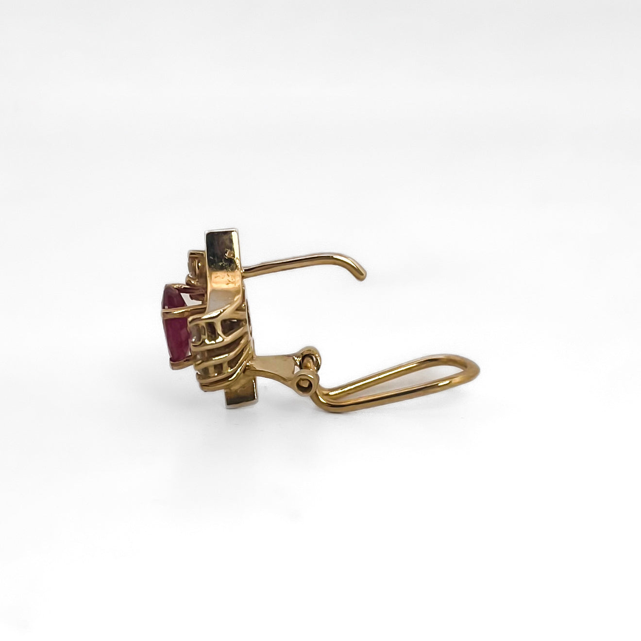 Comprar pendientes de oro amarillo de 18kt con 6 diamantes y 1 rubí talla brillante en cada pendiente. Joyas de segunda mano restauradas y envío gratis.