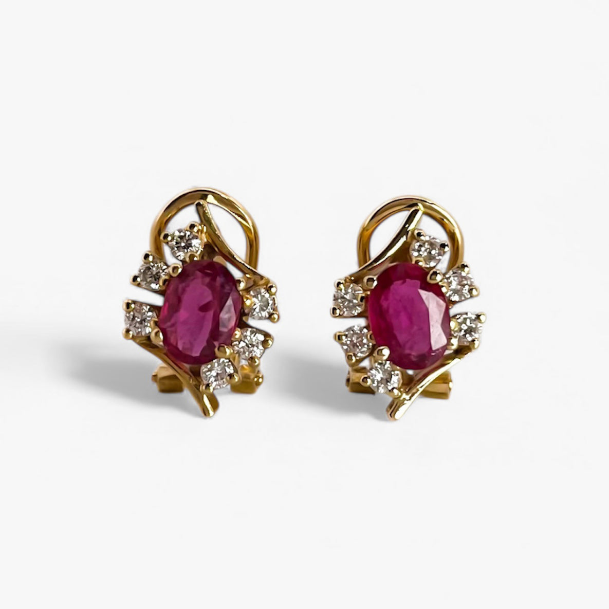 Comprar pendientes de oro amarillo de 18kt con 6 diamantes y 1 rubí talla brillante en cada pendiente. Joyas de segunda mano restauradas y envío gratis.