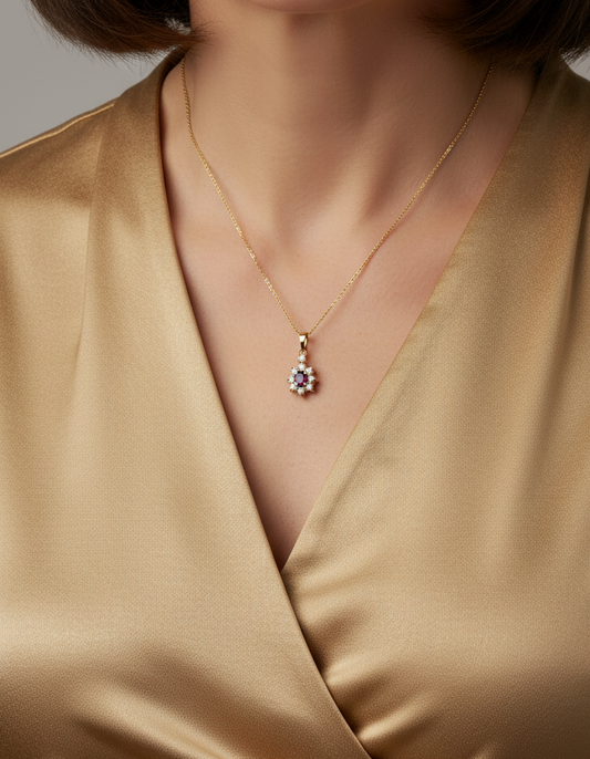 Comprar colgante antiguo realizado en oro amarillo de 18kt con rosetón de rubí talla oval y orla de brillantes, joyas vintage con rubíes de oro 18kt