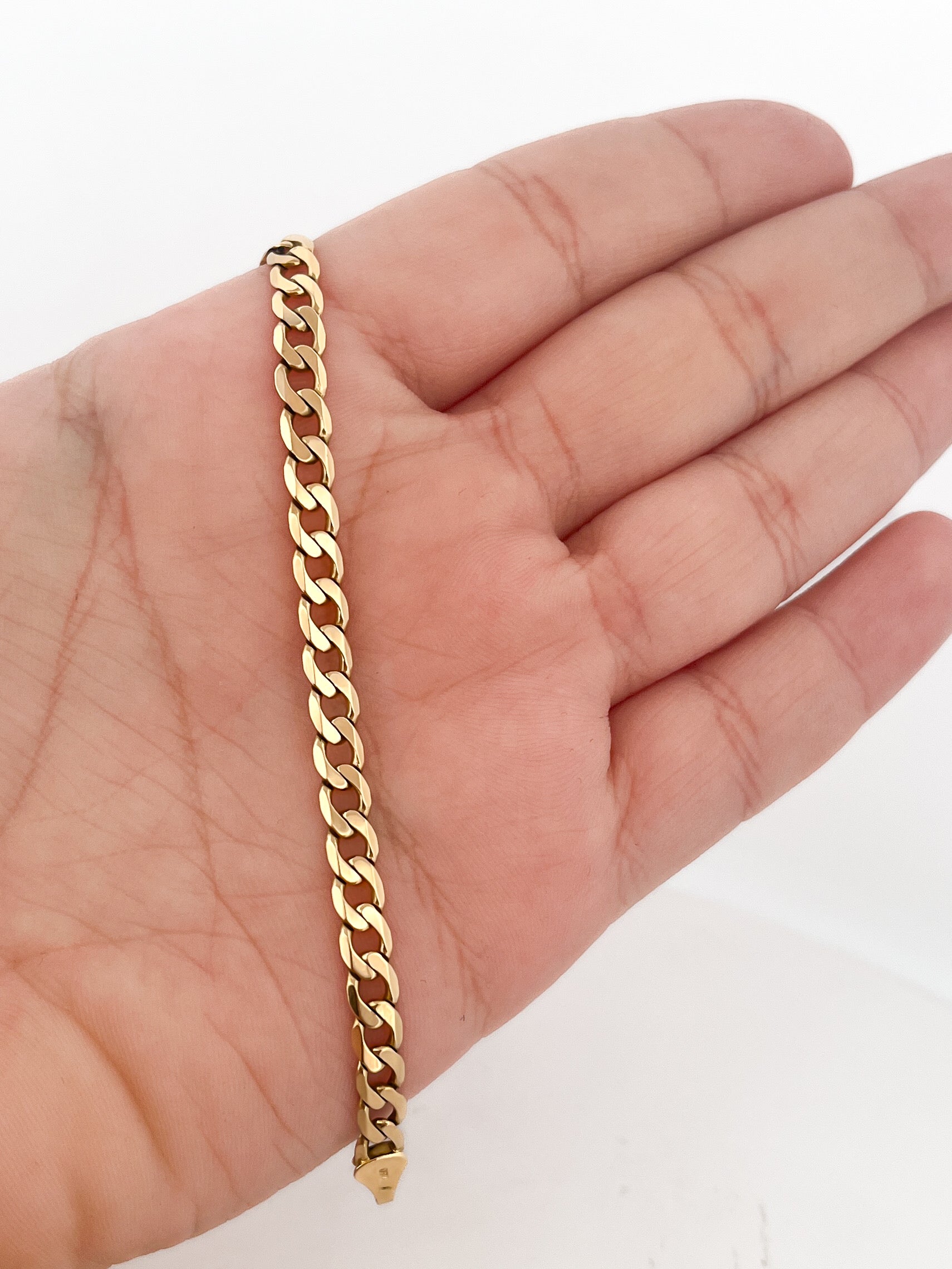 Comprar collar de oro amarillo de 18kt con cadena barbada tipo cubana de 60cm y cierre tipo mosquetón. Joya unisex. Joyería Ian'Or. Envío GRATIS.
