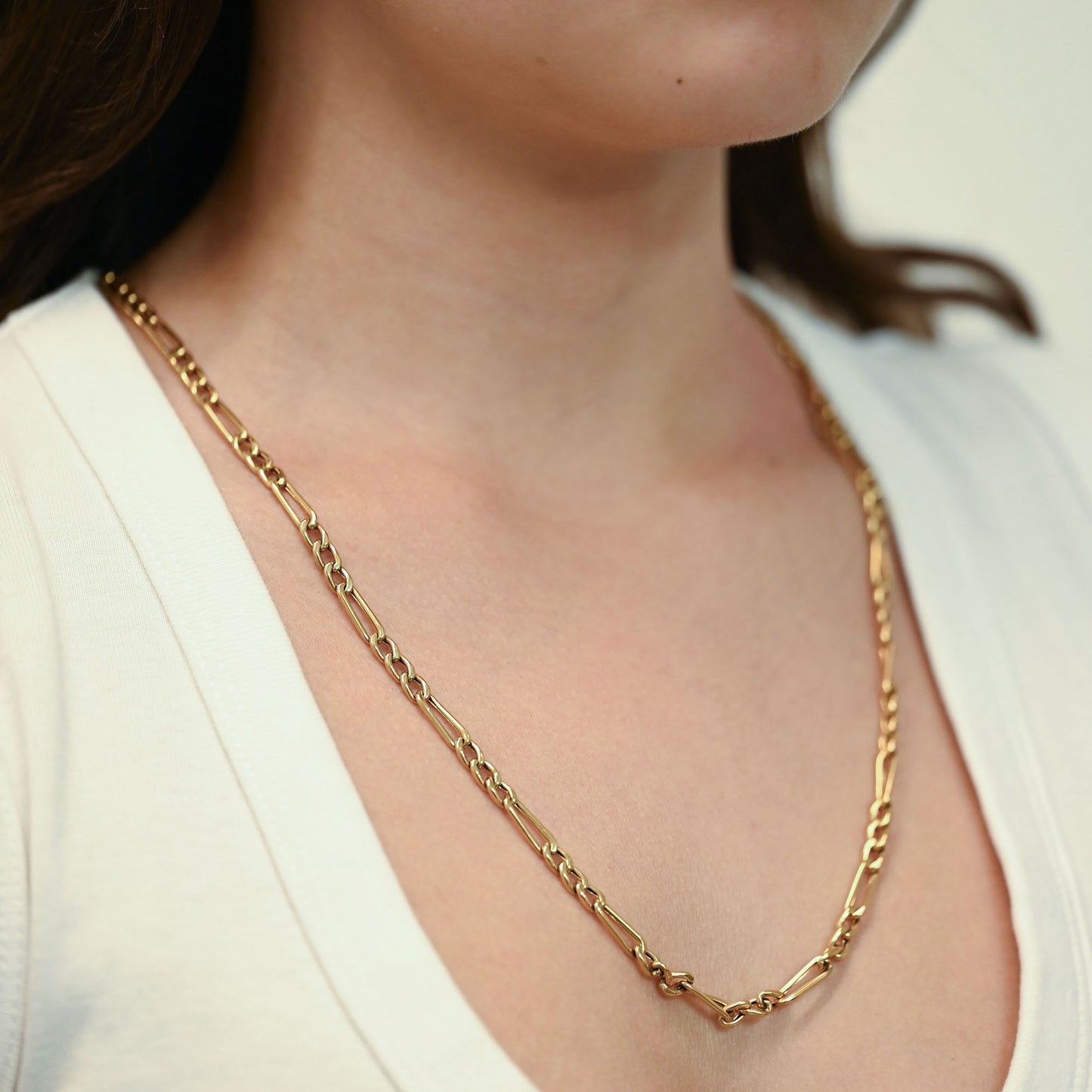 Cadena estilo Figaro de eslabones alternados de oro amarillo 18kt. Pieza equilibrada de alta resistencia y estética uniforme. Envío gratuito y pieza certificada
