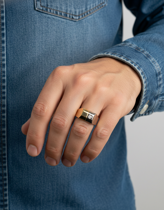 Comprar sello bicolor de oro blanco y amarillo de 18kt con diamante central en el lado del oro blanco. Sellos de hombre de oro al mejor precio