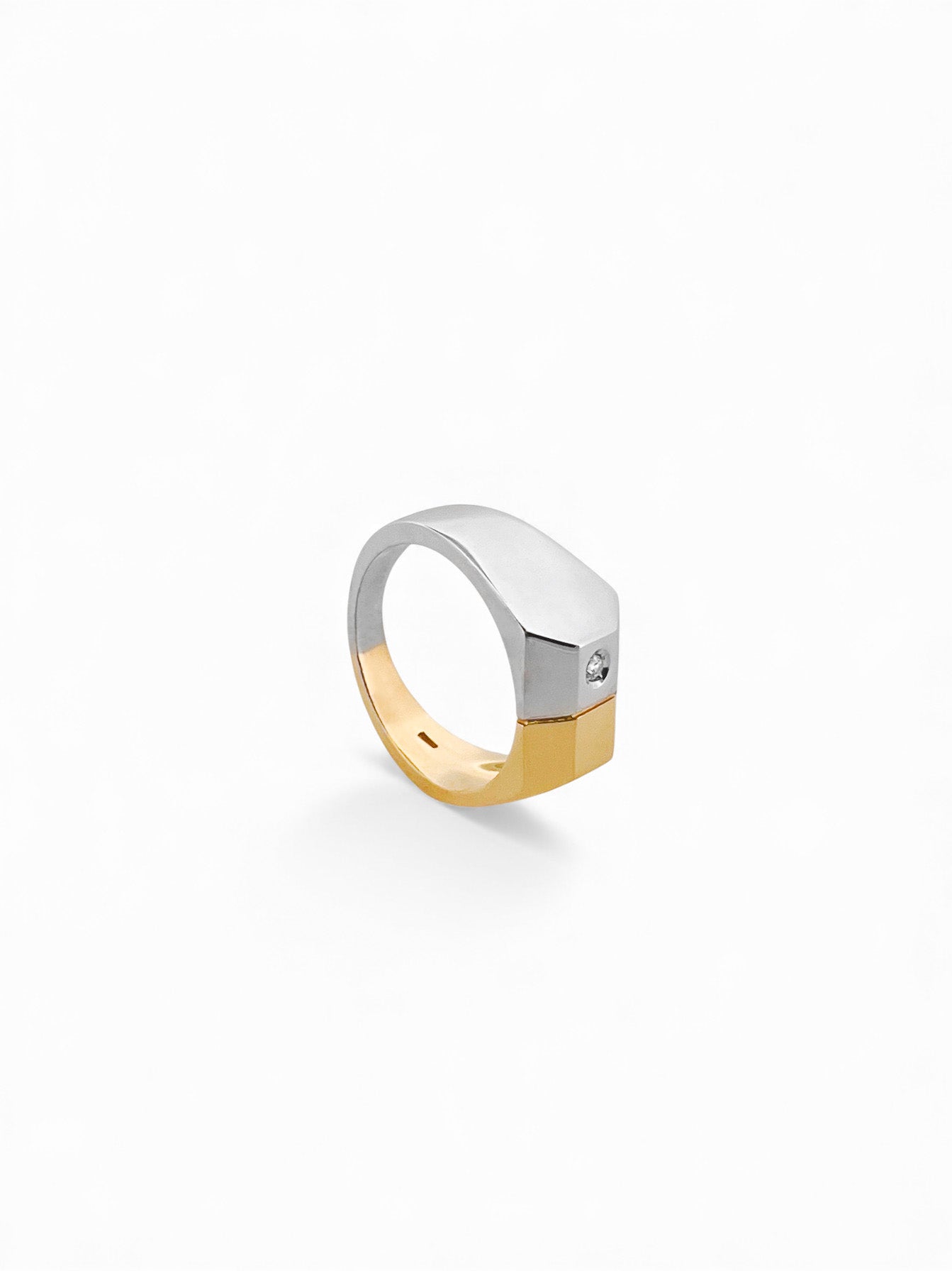 Comprar sello bicolor de oro blanco y amarillo de 18kt con diamante central en el lado del oro blanco. Sellos de hombre de oro al mejor precio