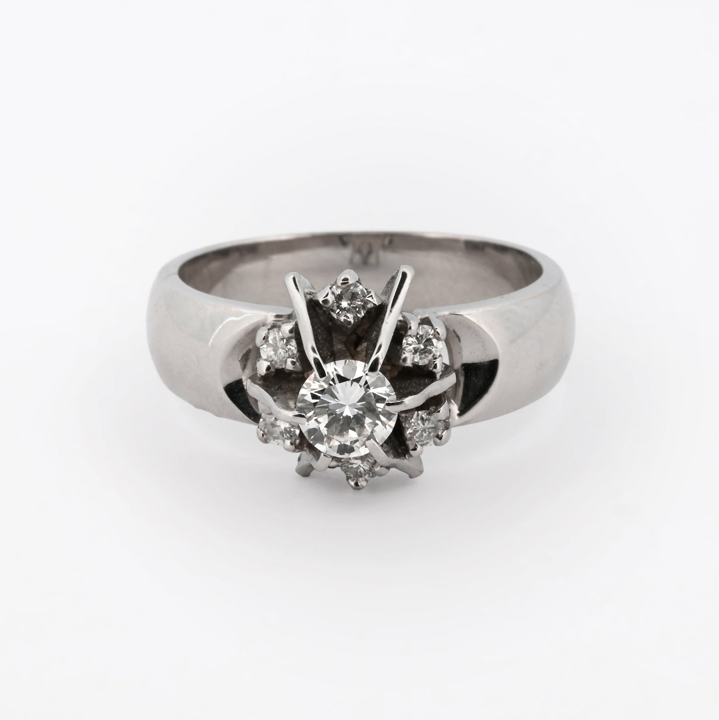 Comprar sortija realizada en oro blanco de 18kt con brillante central y 6 diamantes alrededor de este. Anillos de diamantes antiguos baratos.