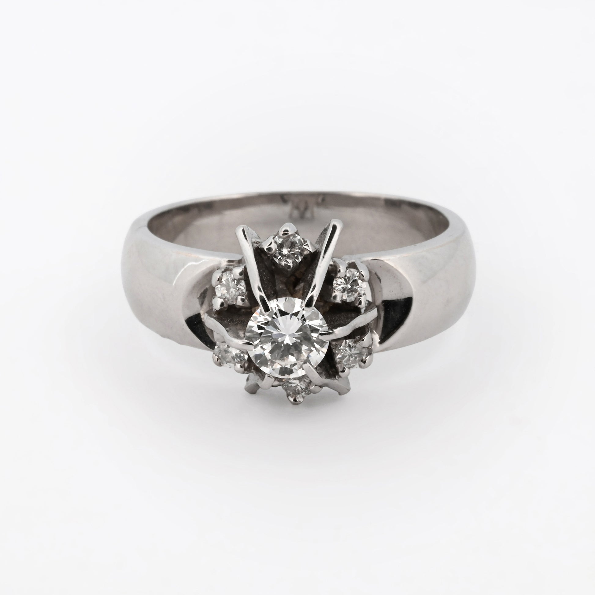 Comprar sortija realizada en oro blanco de 18kt con brillante central y 6 diamantes alrededor de este. Anillos de diamantes antiguos baratos.