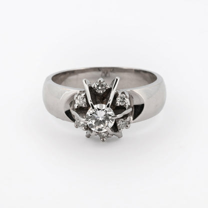 Comprar sortija realizada en oro blanco de 18kt con brillante central y 6 diamantes alrededor de este. Anillos de diamantes antiguos baratos.