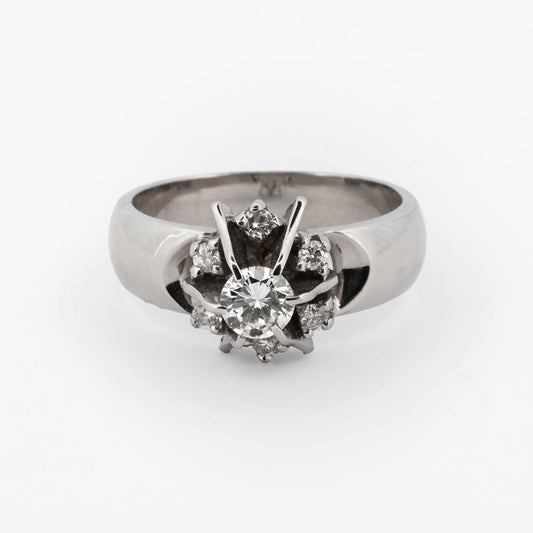 Comprar sortija realizada en oro blanco de 18kt con brillante central y 6 diamantes alrededor de este. Anillos de diamantes antiguos baratos.