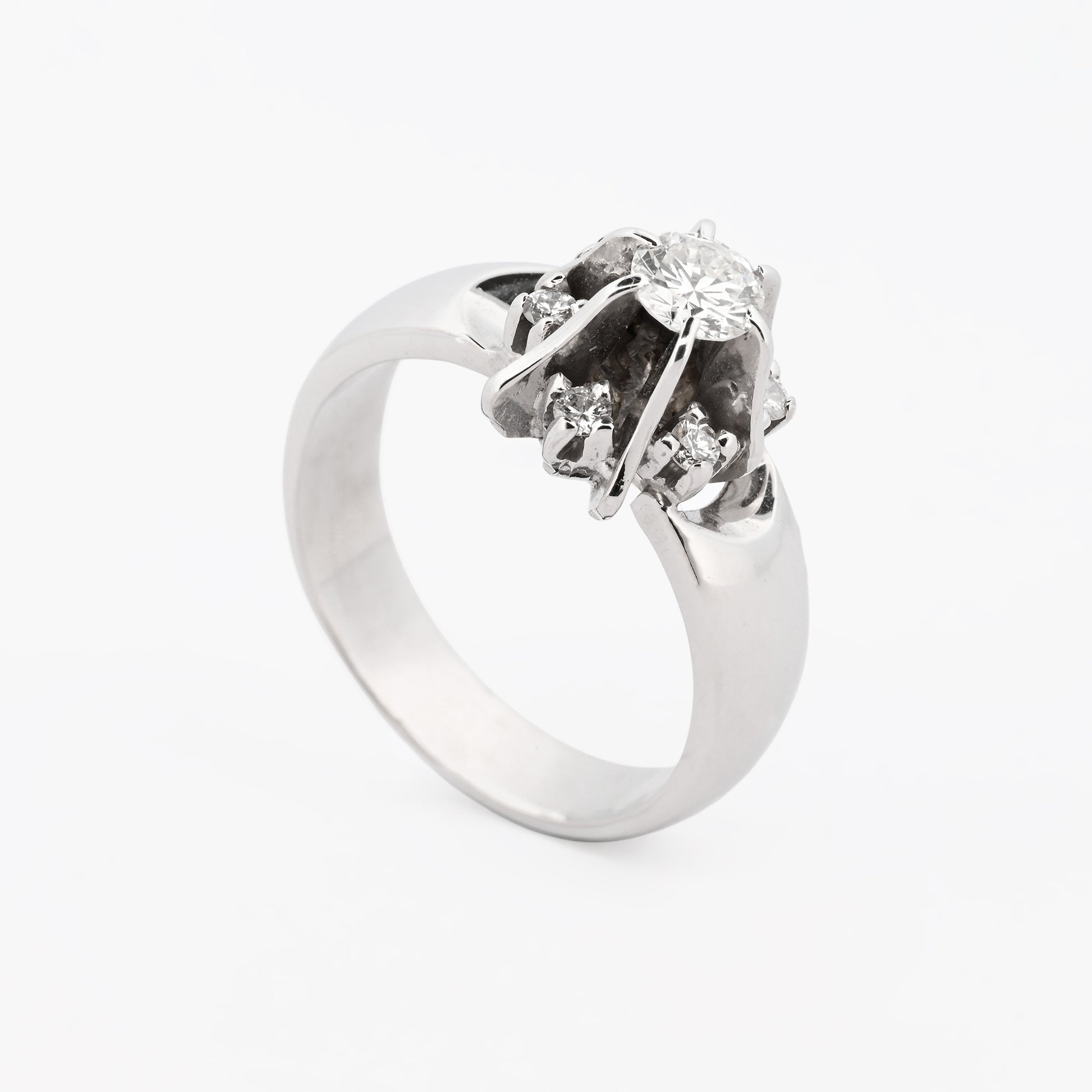 Comprar sortija realizada en oro blanco de 18kt con brillante central y 6 diamantes alrededor de este. Anillos de diamantes antiguos baratos.