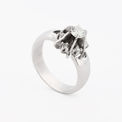Comprar sortija realizada en oro blanco de 18kt con brillante central y 6 diamantes alrededor de este. Anillos de diamantes antiguos baratos.