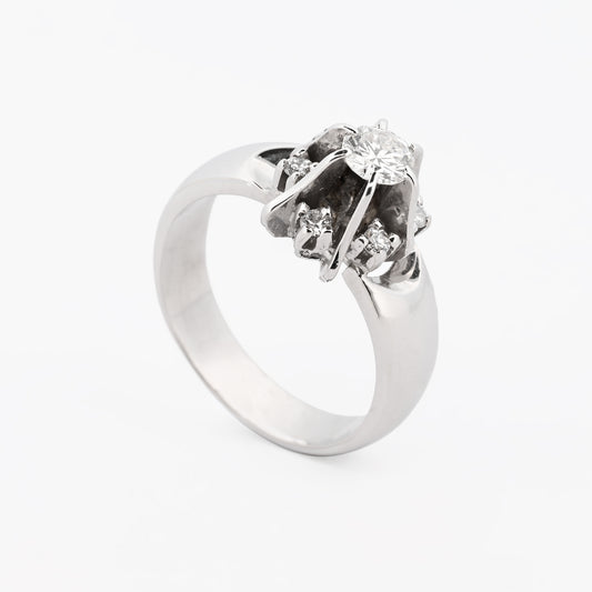 Comprar sortija realizada en oro blanco de 18kt con brillante central y 6 diamantes alrededor de este. Anillos de diamantes antiguos baratos.