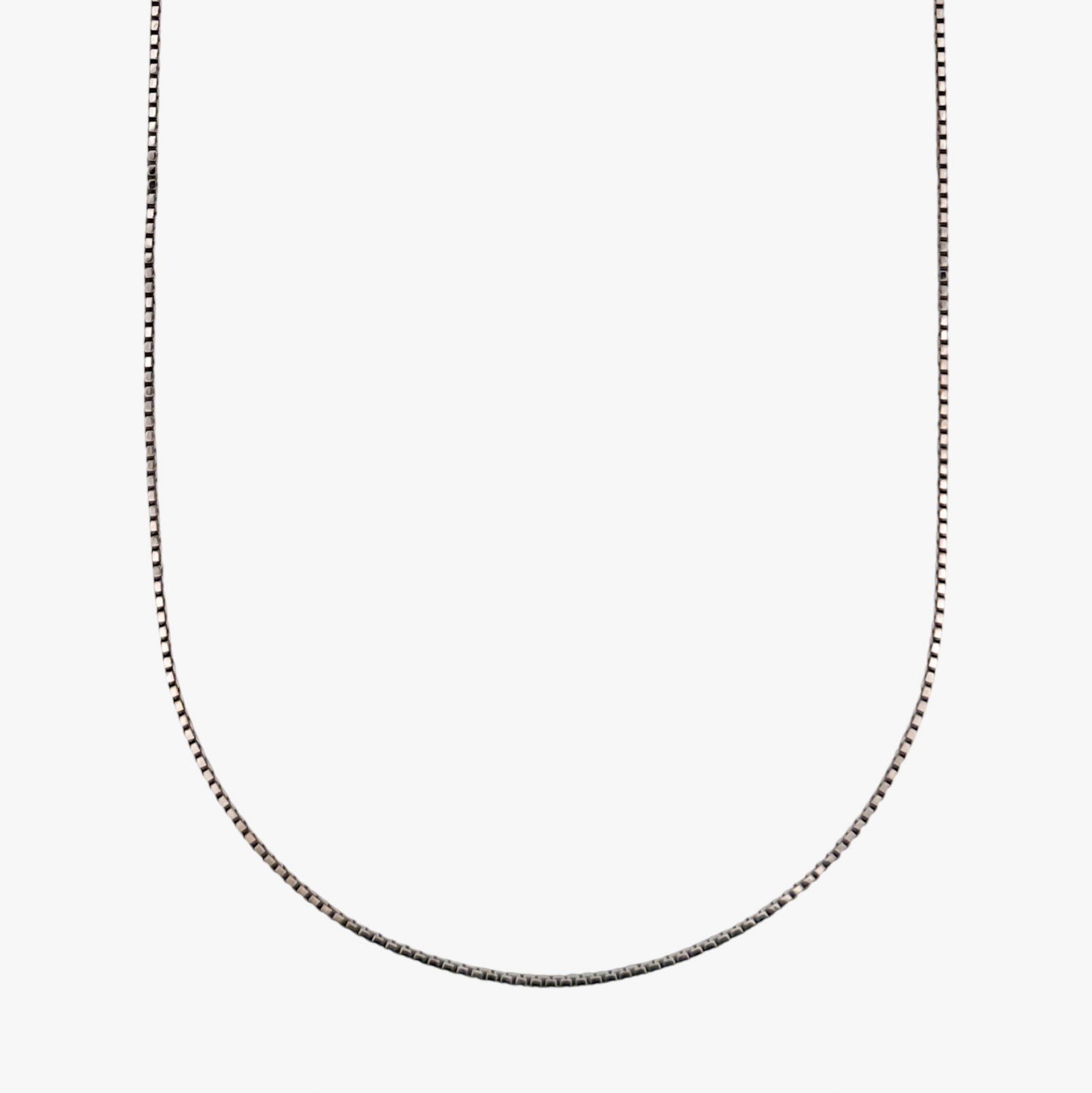 Comprar cadena tipo veneciana en oro blanco de 18kt y 47cm de largo con cierre tipo mosquetón. Cadenas con envío gratis. Joyería Ian'Or.