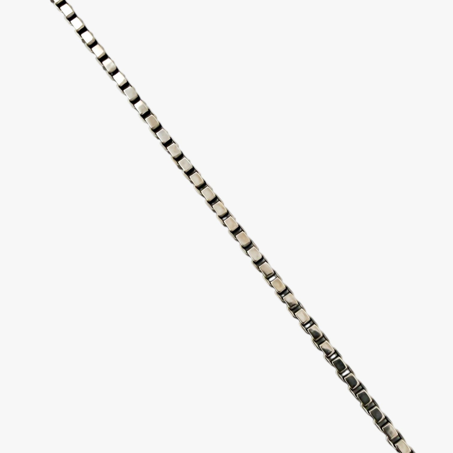 Comprar cadena tipo veneciana en oro blanco de 18kt y 47cm de largo con cierre tipo mosquetón. Cadenas con envío gratis. Joyería Ian'Or.