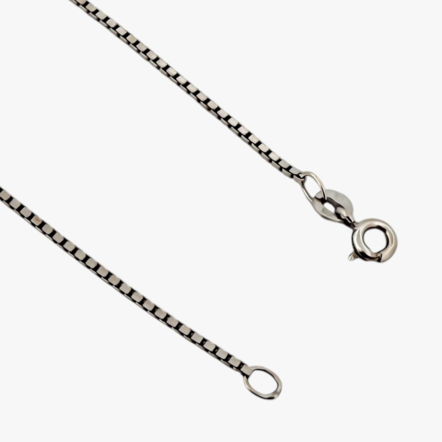 Comprar cadena tipo veneciana en oro blanco de 18kt y 47cm de largo con cierre tipo mosquetón. Cadenas con envío gratis. Joyería Ian'Or.