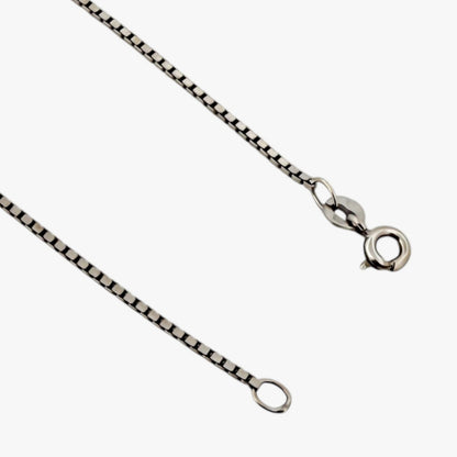 Comprar cadena tipo veneciana en oro blanco de 18kt y 47cm de largo con cierre tipo mosquetón. Cadenas con envío gratis. Joyería Ian'Or.
