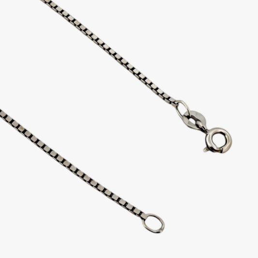 Comprar cadena tipo veneciana en oro blanco de 18kt y 47cm de largo con cierre tipo mosquetón. Cadenas con envío gratis. Joyería Ian'Or.