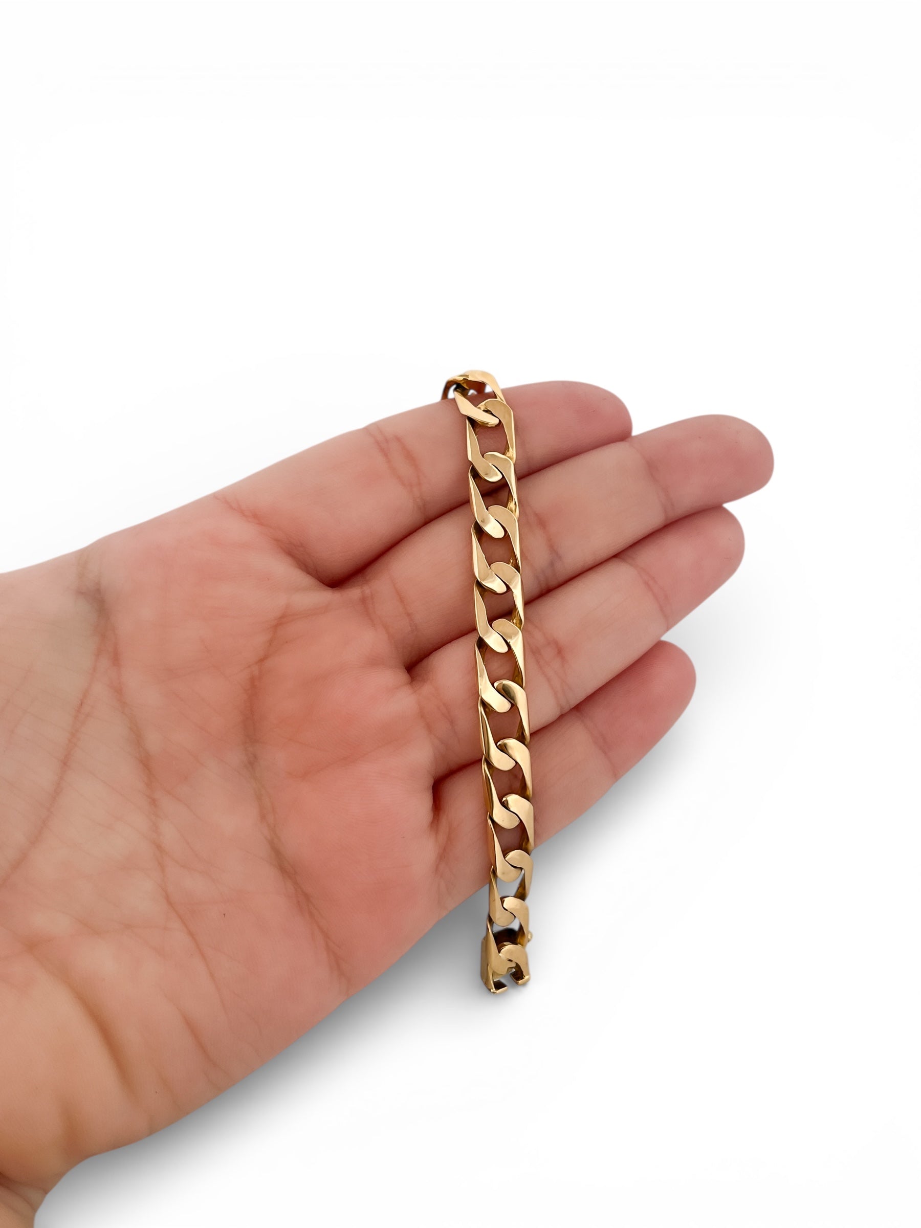 Comprar collar con cadena barbada con eslabón plano realizado en oro amarillo de 18kt con cierre tipo cajón con brazo de seguridad. Cadenas de oro de 18kt al mejor precio en barcelona.