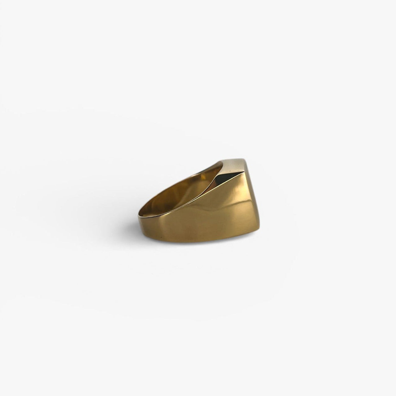 Comprar anillo tipo sello de oro amarillo de 18kt con frontal mate. Joyas de segunda mano y restauradas. Sellos de hombre  de oro 18kt baratos.