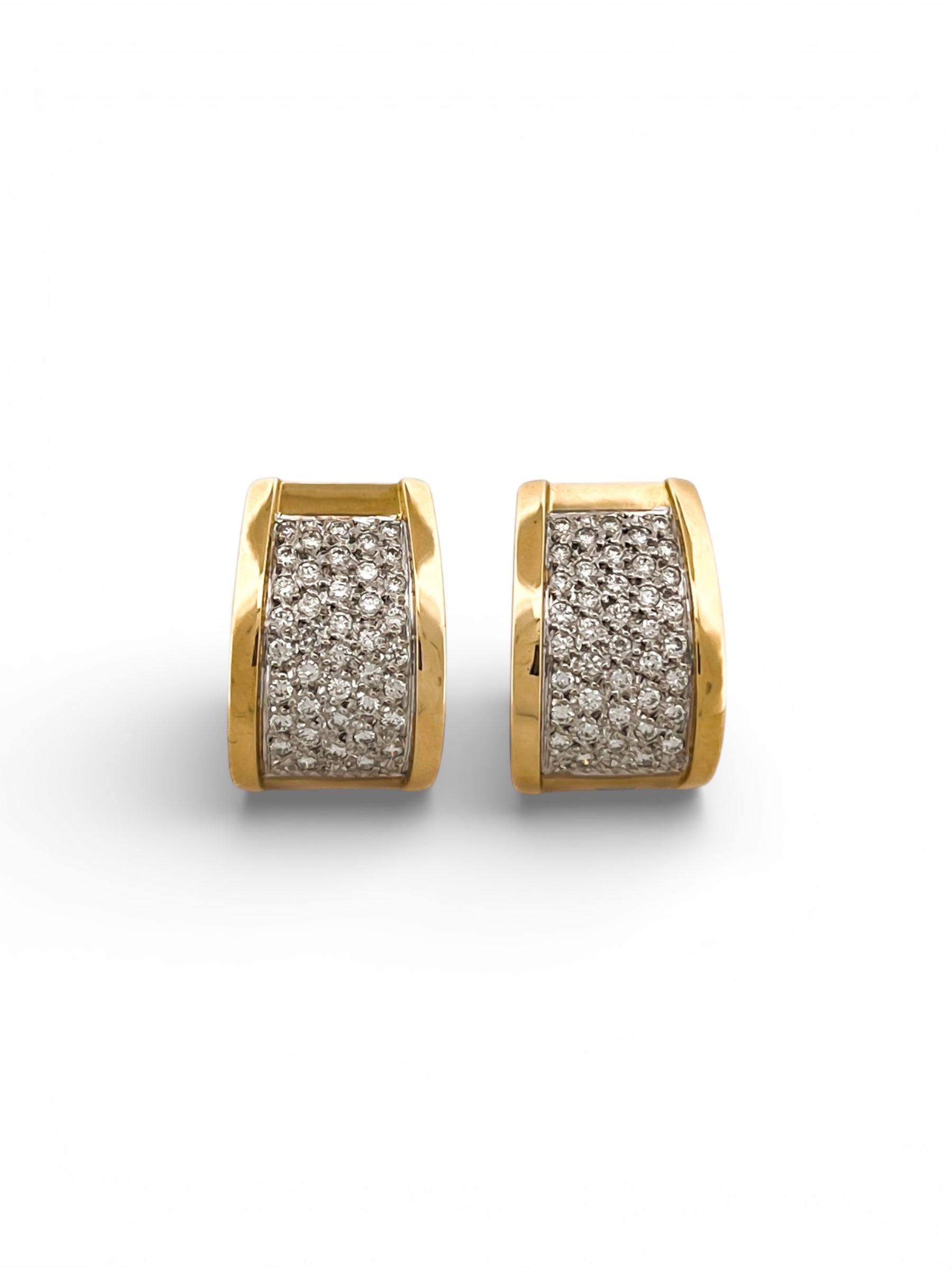 Comprar pendientes de oro amarillo de 18kt con pavé de diamantes talla brillante en cada pendiente. Cierre tipo omega. Joyas segunda mano. Joyas restauradas. Envío gratis.