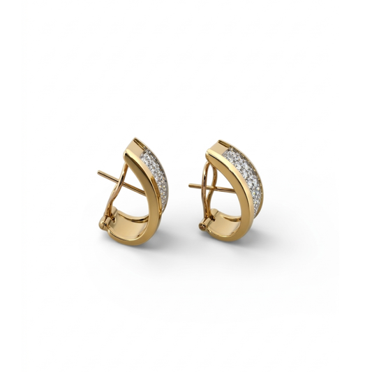 Comprar pendientes de oro amarillo de 18kt con pavé de diamantes talla brillante en cada pendiente. Cierre tipo omega. Joyas segunda mano. Joyas restauradas. Envío gratis.