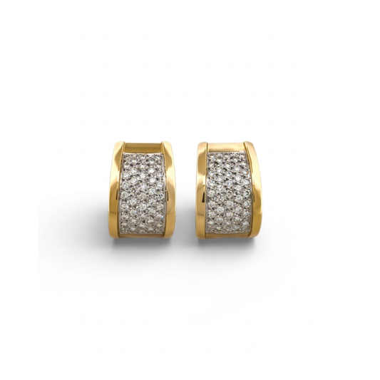 Comprar pendientes de oro amarillo de 18kt con pavé de diamantes talla brillante en cada pendiente. Cierre tipo omega. Joyas segunda mano. Joyas restauradas. Envío gratis.