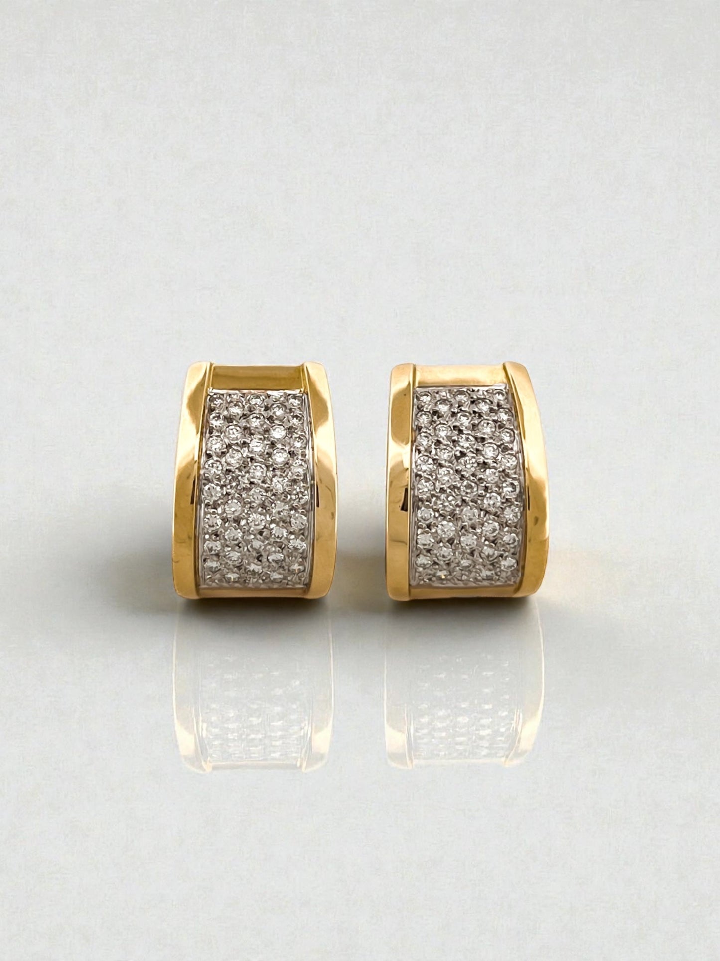 Comprar pendientes de oro amarillo de 18kt con pavé de diamantes talla brillante en cada pendiente. Cierre tipo omega. Joyas segunda mano. Joyas restauradas. Envío gratis.