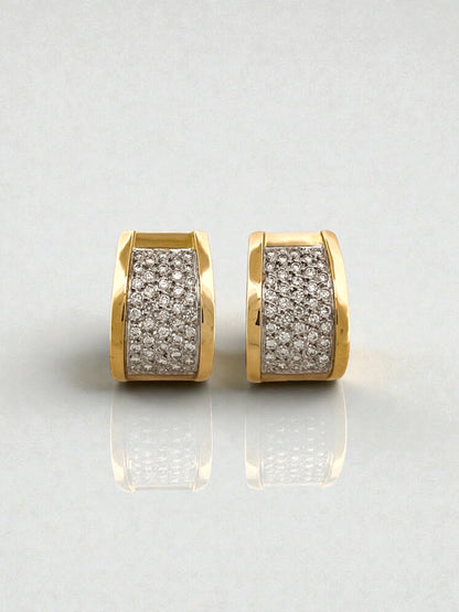 Comprar pendientes de oro amarillo de 18kt con pavé de diamantes talla brillante en cada pendiente. Cierre tipo omega. Joyas segunda mano. Joyas restauradas. Envío gratis.
