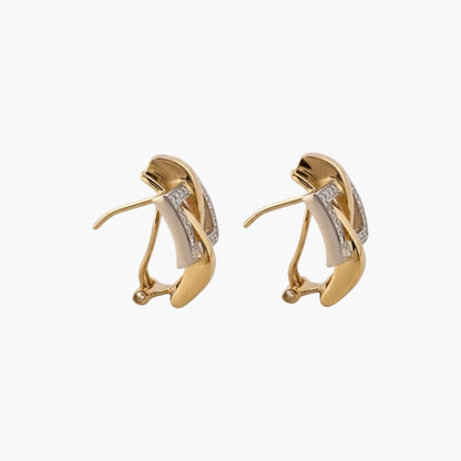 Comprar pendientes realizado en oro amarillo de 18kt con 12 diamantes en cada pendiente. Estos pendientes disponen de cierre tipo omega. Joyería Ian'Or dónde comprar y vender oro y joyas al mejor precio en Barcelona.

