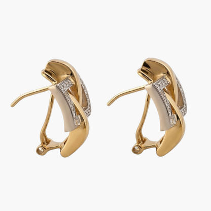 Comprar pendientes realizado en oro amarillo de 18kt con 12 diamantes en cada pendiente. Estos pendientes disponen de cierre tipo omega. Joyería Ian'Or dónde comprar y vender oro y joyas al mejor precio en Barcelona.
