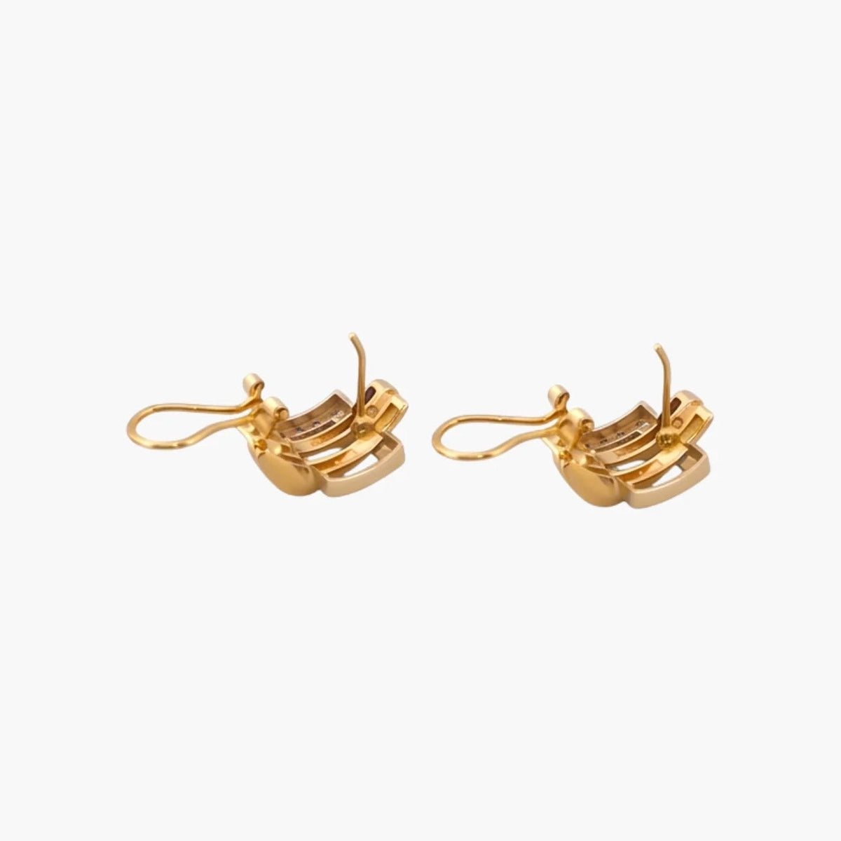 Comprar pendientes realizado en oro amarillo de 18kt con 12 diamantes en cada pendiente. Estos pendientes disponen de cierre tipo omega. Joyería Ian'Or dónde comprar y vender oro y joyas al mejor precio en Barcelona.
