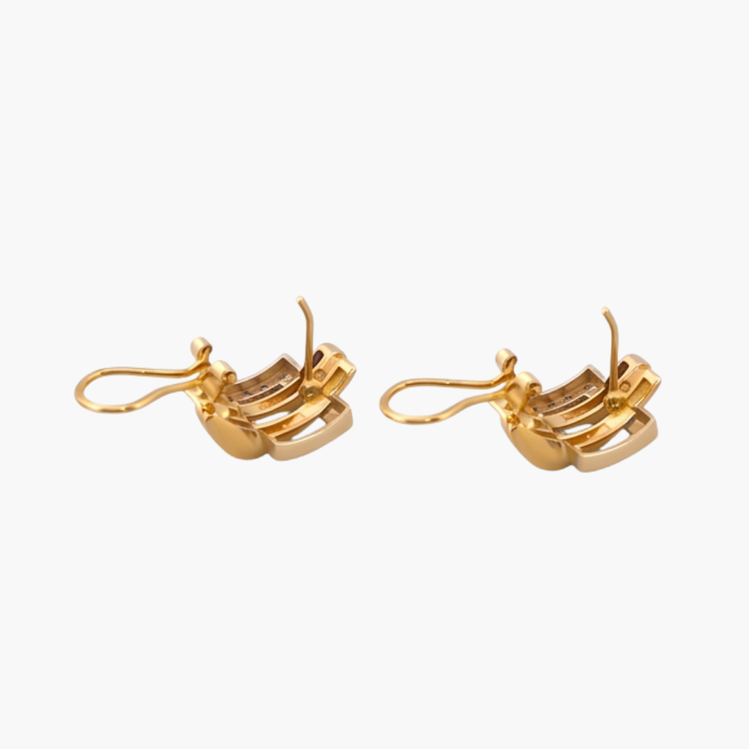 Comprar pendientes realizado en oro amarillo de 18kt con 12 diamantes en cada pendiente. Estos pendientes disponen de cierre tipo omega. Joyería Ian'Or dónde comprar y vender oro y joyas al mejor precio en Barcelona.
