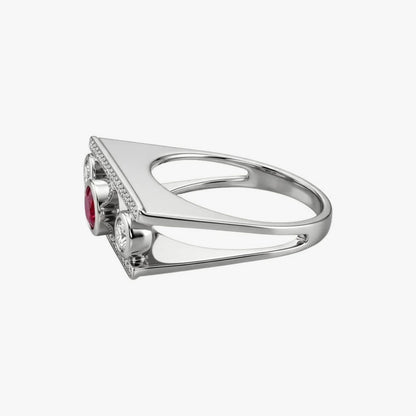 Comprar anillo tipo sello realizado en oro blanco de 18kt con diamantes talla brillante y rubí central. Joyas únicas de segunda mano. Joyería Ian'Or.