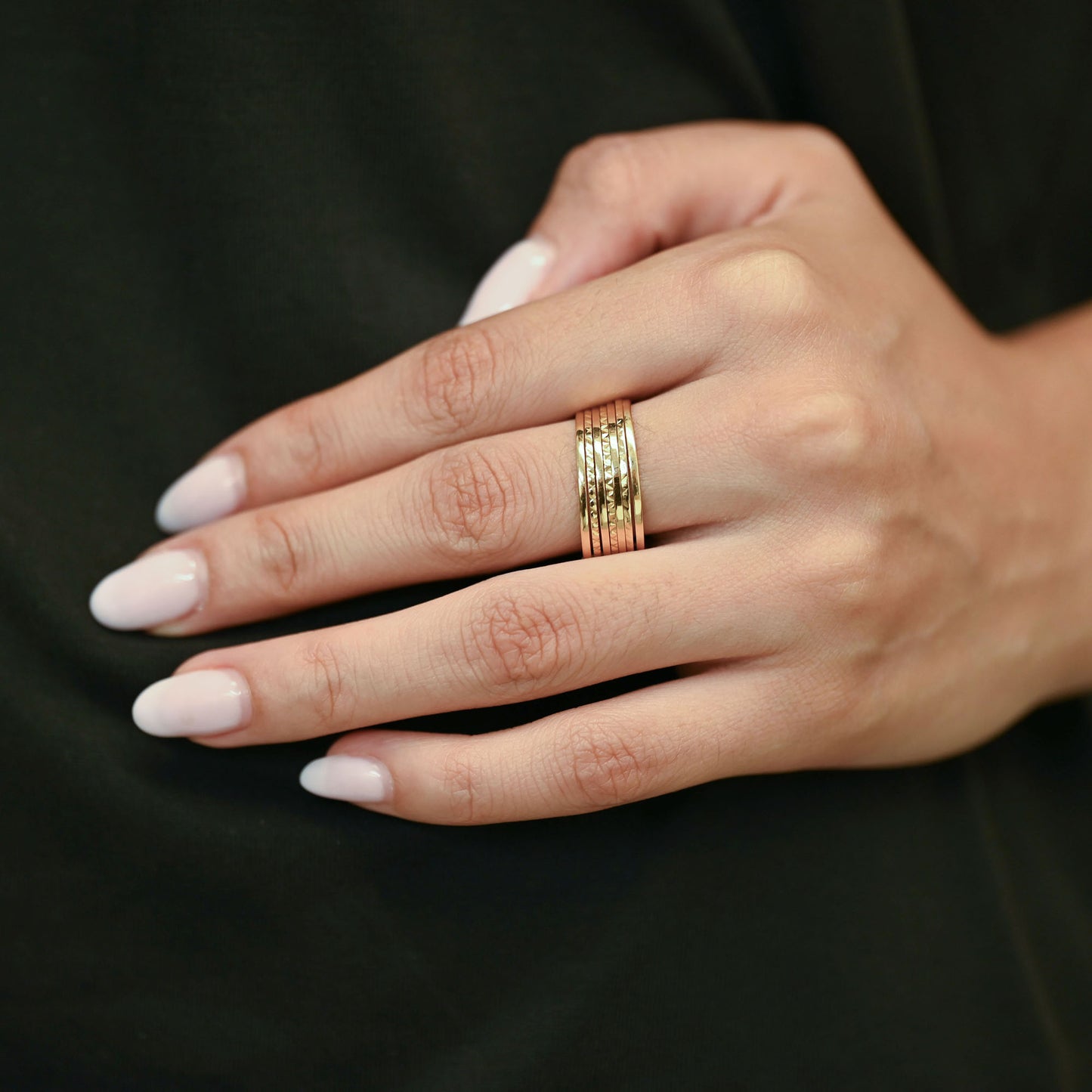 Anillo semanario de siete bandas móviles, combinando alianzas lisas y facetadas de oro amarillo 18kt. Pieza certificada y envío gratuito 