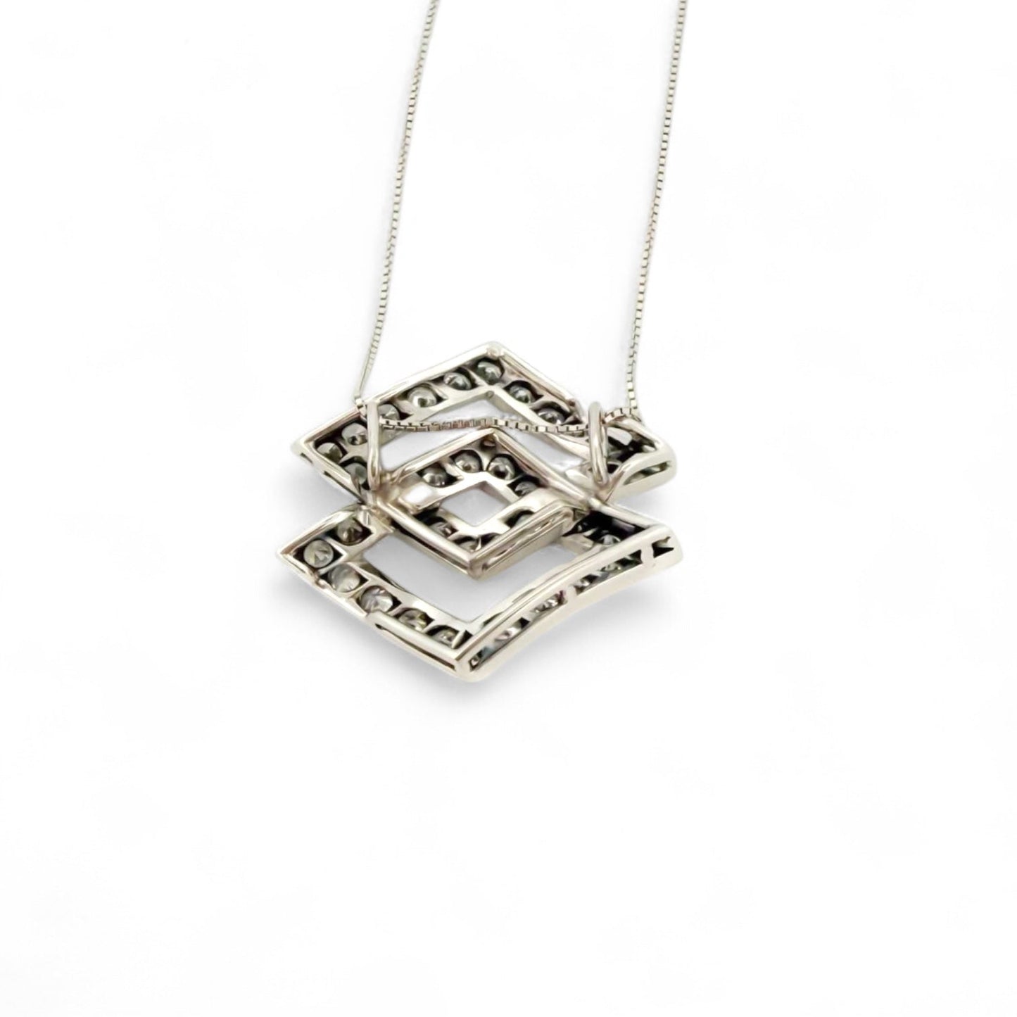 Colgante de dos rombos intercalados en oro blanco de 18kt y diamantes talla brillante. Joyería Compro Oro Barcelona. Ian'Or. Joyas restauradas. Envío gratis.