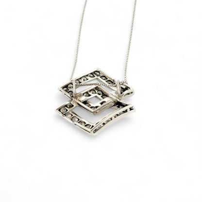 Colgante de dos rombos intercalados en oro blanco de 18kt y diamantes talla brillante. Joyería Compro Oro Barcelona. Ian'Or. Joyas restauradas. Envío gratis.