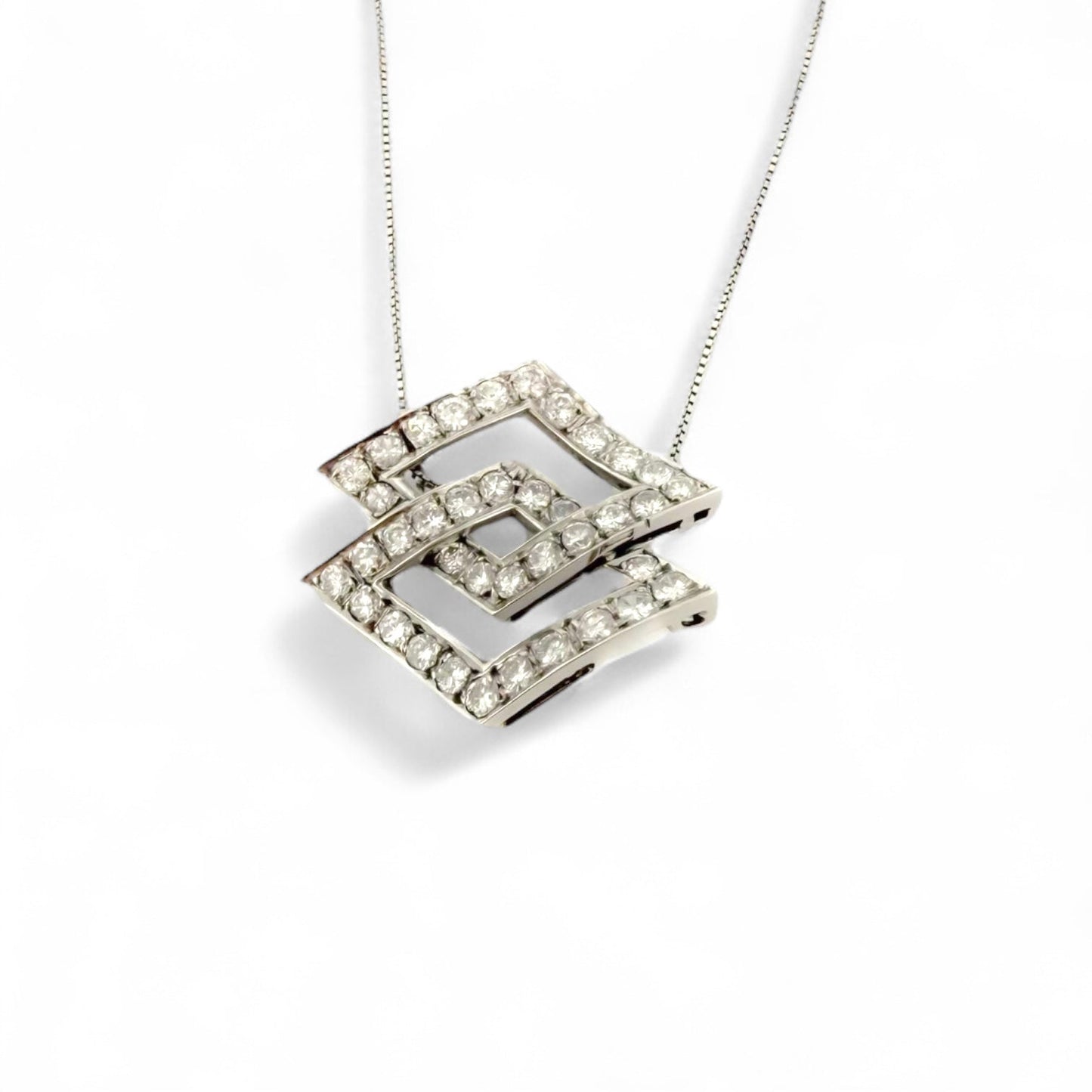 Colgante de dos rombos intercalados en oro blanco de 18kt y diamantes talla brillante. Joyería Compro Oro Barcelona. Ian'Or. Joyas restauradas. Envío gratis.