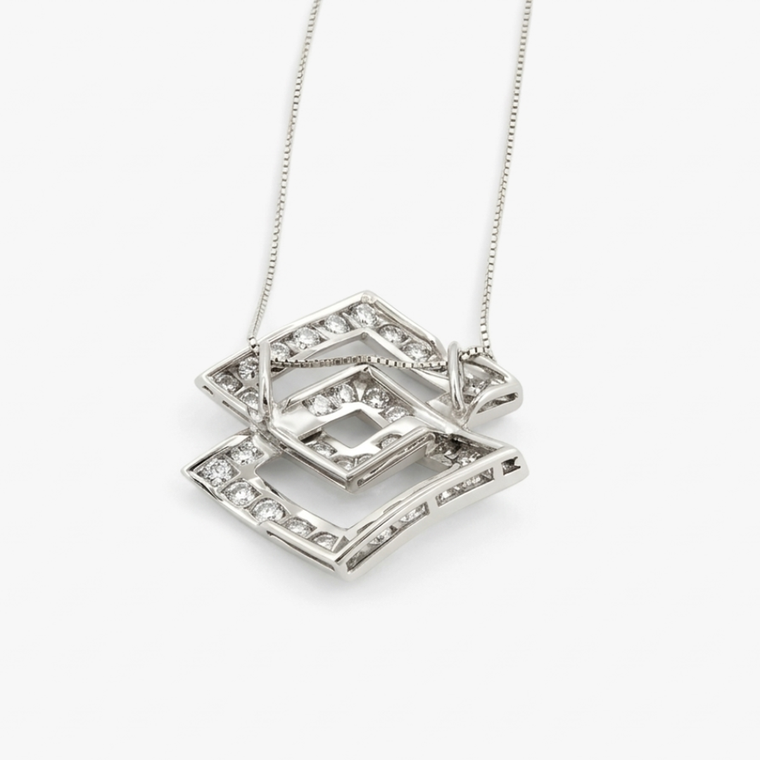 Colgante de dos rombos intercalados en oro blanco de 18kt y diamantes talla brillante. Joyería Compro Oro Barcelona. Ian'Or. Joyas restauradas. Envío gratis.