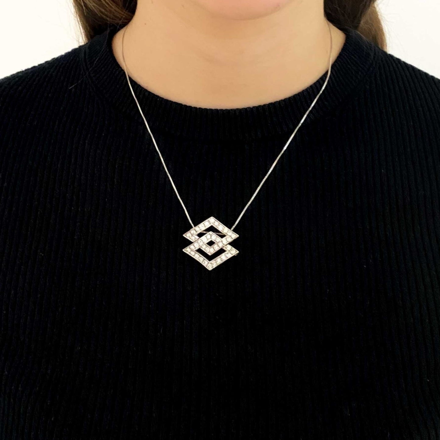 Colgante de dos rombos intercalados en oro blanco de 18kt y diamantes talla brillante. Joyería Compro Oro Barcelona. Ian'Or. Joyas restauradas. Envío gratis.
