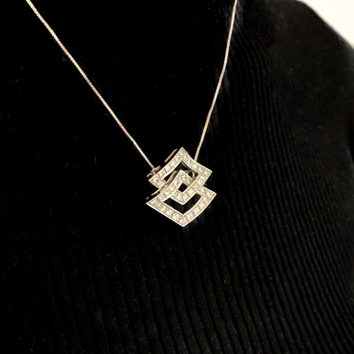 Colgante de dos rombos intercalados en oro blanco de 18kt y diamantes talla brillante. Joyería Compro Oro Barcelona. Ian'Or. Joyas restauradas. Envío gratis.